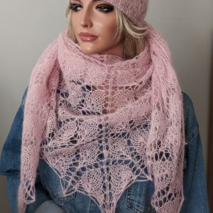 Ażurowa czapka z chustą w jasnym różu