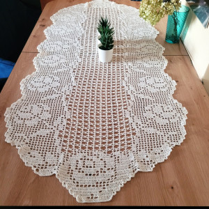 Bieżnik szydełkowy z kwiatami