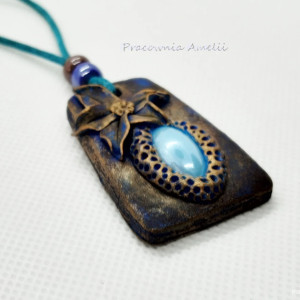 polymer clay wisior z niebieskim akcentem