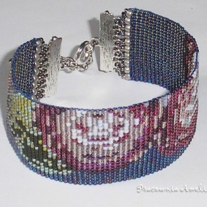 róże na granatowym tle