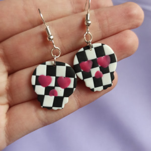 Halloweenowe kolczyki czaszki w biało czarną kratę