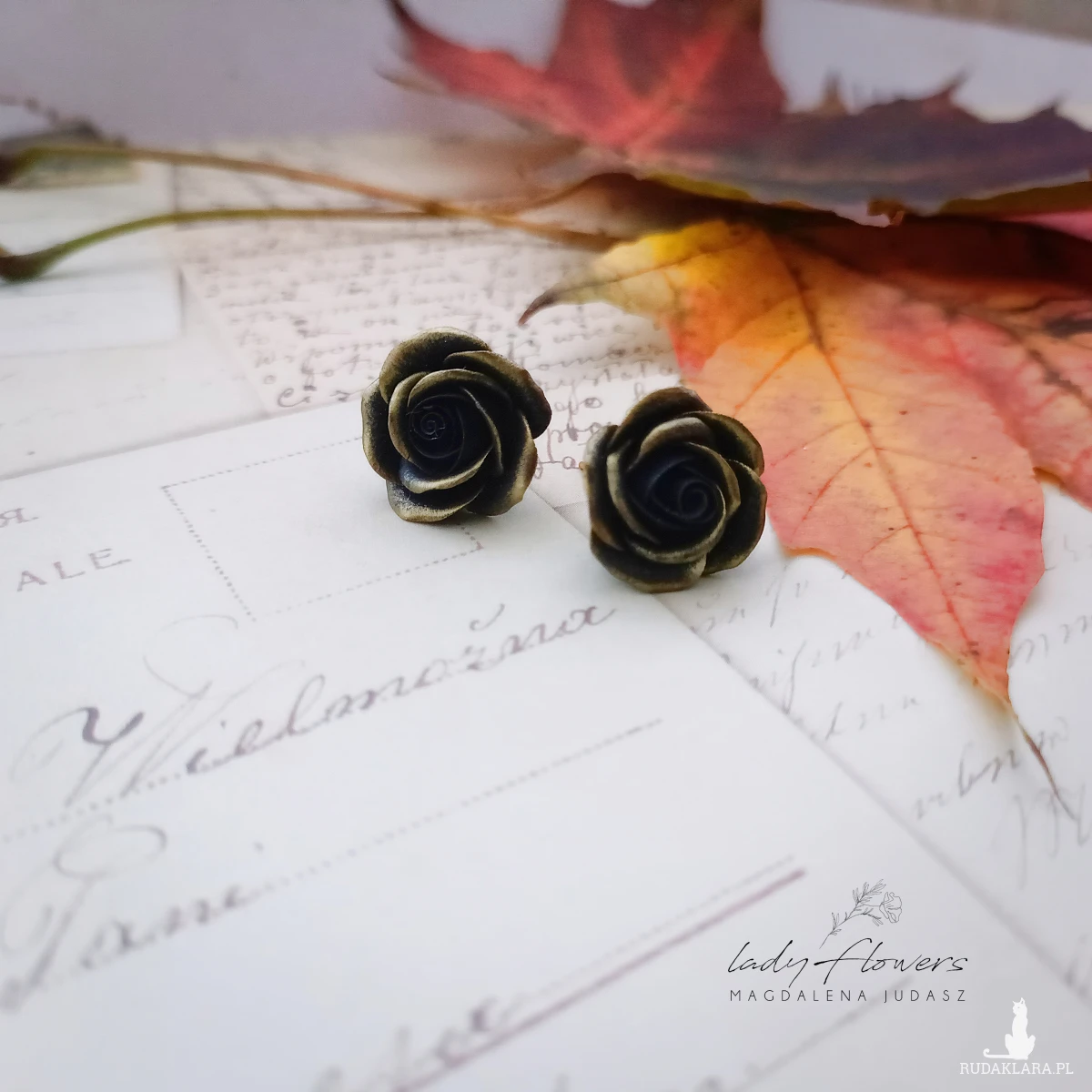 Kolczyki z czarnymi różyczkami