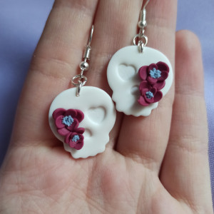 Halloweenowe kolczyki białe czaszki z kwiatami