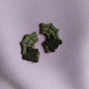 Halloweenowe kolczyki szare pajęczyny z pająkami