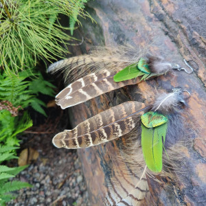 Kolczyki pióra naturalne "Leśna Amazonia"