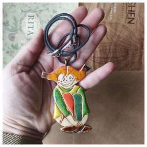 Wisior z motywem bajkowym