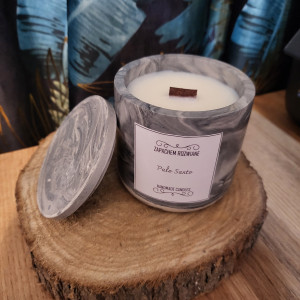 Świeca ręcznie robiona w prostym pojemniku z przykrywką.