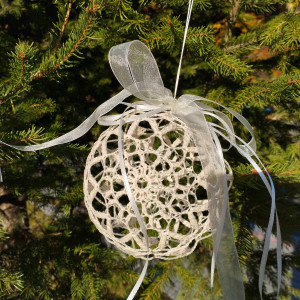 Bombka szydełkowa w kształcie dysku