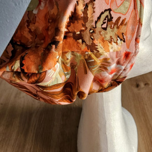 Czapka w kwiaty i liście brzoskwiniowa