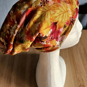 Czapka w akwarelowy motyw jesiennych liści z ociepleniem