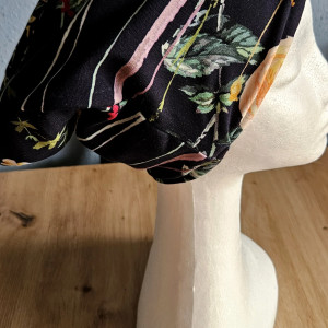 Czapka w łodygi kwiatów i kwiaty na granacie  dla każdego z ociepleniem