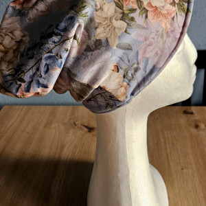 Czapka dla dziewczynki w delikatne kwiatyna zimę ocieplana