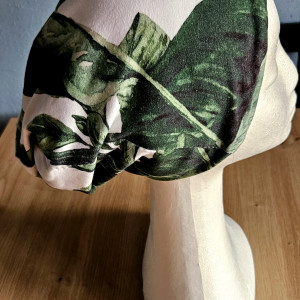 Czapka w zielone piękne liście dla każdego z ociepleniem