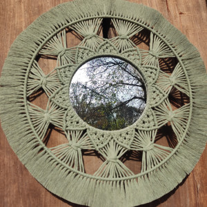 Manadala na obręczach w stylu Boho z lustrem