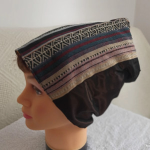 Brązowa, satynowo- żakardowa czapka na podszewce