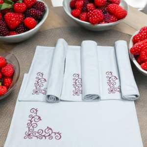 Jasnoszara podkładka pod talerz z bordowym haftem