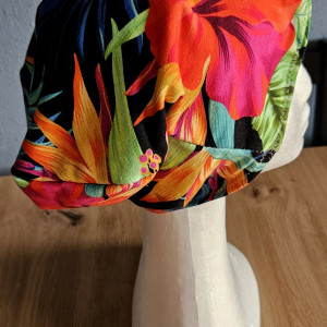 Czapka w kolorowe hawajskie kwiaty i egzotyczne liście