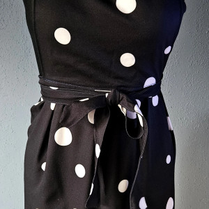 Fartuch, fartuszek sukienkowy, wyglądający jak sukienka we wzorze w koła groszki