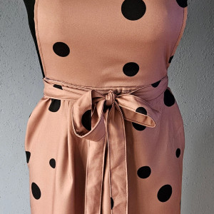 Fartuch, fartuszek sukienkowy, wyglądający jak sukienka we wzorze w koła groszki