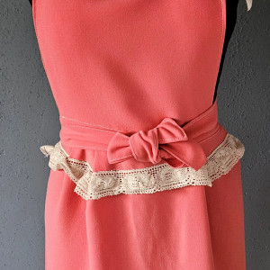 Fartuch, fartuszek sukienkowy, wyglądający jak sukienka z koronką