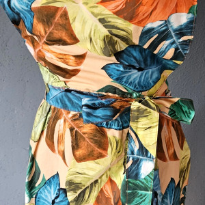 Fartuch, fartuszek sukienkowy, wyglądający jak sukienka we wzorze w tropikalne liście