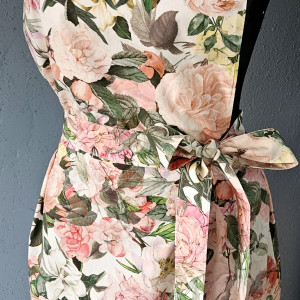 Fartuch, fartuszek sukienkowy, wyglądający jak sukienka we wzorze w malowane romantyczne kwiaty