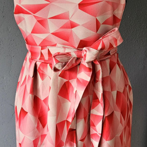 Fartuch, fartuszek sukienkowy, wyglądający jak sukienka we wzorze w abstrakcja geometria