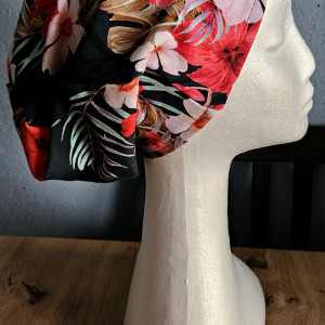 Czapka  w tropikalny motyw liści i kwiatów hibiskusa na czarnym tle