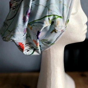 Czapka  w wiosenny wzór kwiaty cienie na błękitnym tle