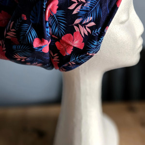 Czapka  w tropikalny motyw liści i kwiatów hibiskusa na granatowym tle