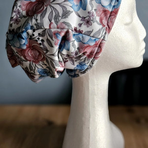 Czapka w akwarelowy motyw kwiatów z ociepleniem