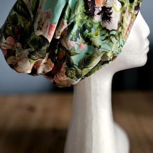 Czapka gęsty motyw kwiatów z ociepleniem