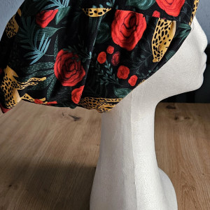 Czapka w motyw tropikalnych liści i panery, róża z ociepleniem