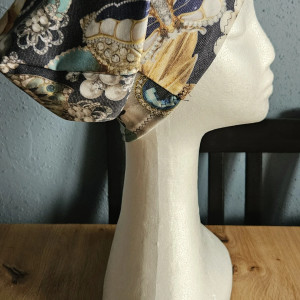 Czapka  w bizuteryjna w perły ozdobna