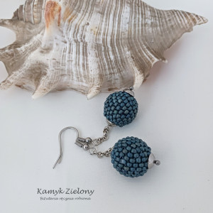Kolczyki satynowe, niebieskie kulki - wykończenia ze stali chirurgicznej