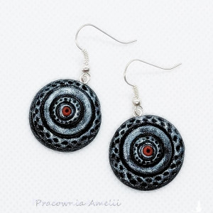 polymer clay kolczyki z czerwonym akcentem
