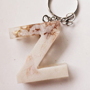 Brelok literka Z z żywicy pudrowa z bielą i złotem