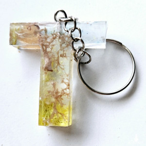 Brelok literka T z żywicy pudrowa z bielą z obierkami od kredek szkolna