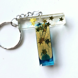 Brelok literka T z żywicy niebieska z gwiazdkami