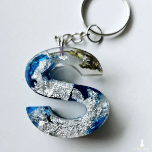 Brelok literka S niebieska ze srebrem i lawendą