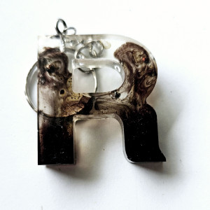 Brelok literka R z czernią diamencikami jak coca cola