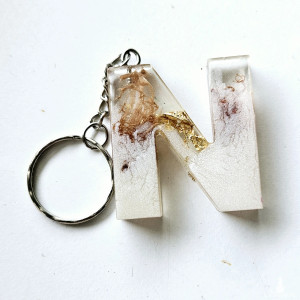 Brelok literka N pudrowa z bielą złotem i roślinami