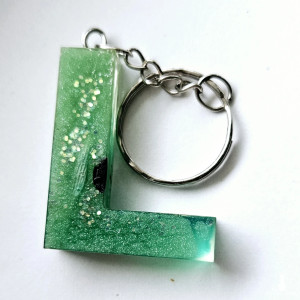 Brelok literka L z żywicy zielona z brokatem i owsem