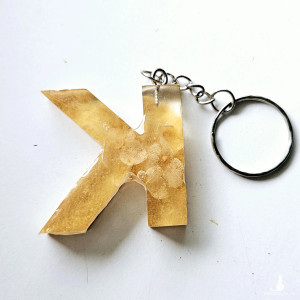 Brelok literka K z żywicy złota z płatkami hortensji