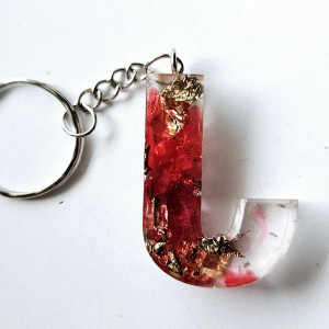 Brelok literka J z żywicy czerwona z płatkami złota