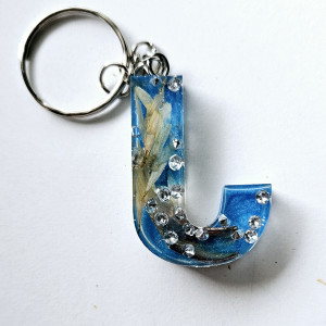 Brelok literka J niebieska ze diamencikami i płatkami kwiatów, stokrotki tulipana