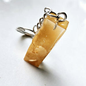 Brelok literka I z żywicy złota z płatkami hortensji