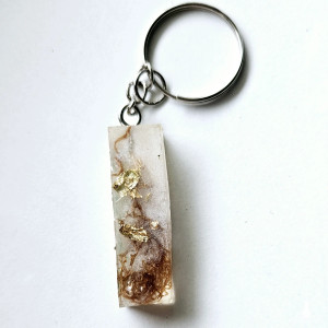 Brelok literka I pudrowa z bielą złotem i roślinami