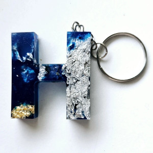 Brelok literka H niebieska ze srebrem i płatkami kwiatów lawendą