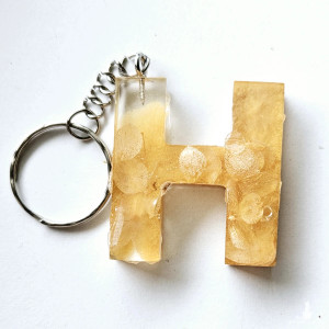 Brelok literka H z żywicy złota z płatkami hortensji